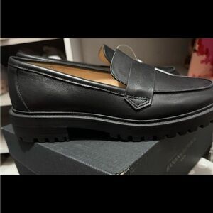 Banana Republic vee strap lugg black loafer size 8